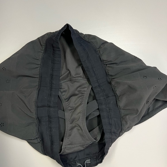 Lululemon 🍋 Run Breeze by Laser Cut Floral Shorts Size 12 - Picture 14 of 14